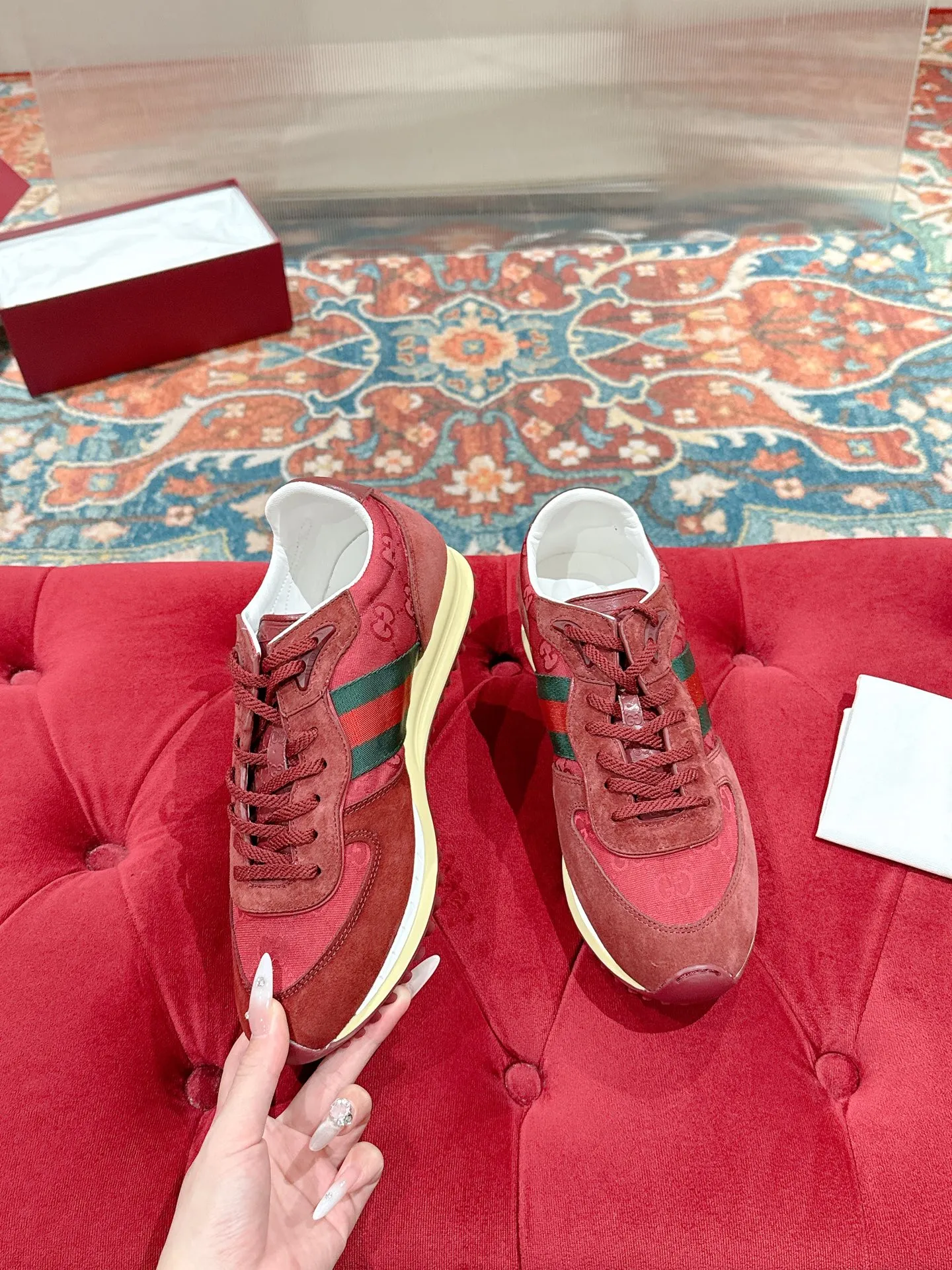 p700🐮🐮 GUCCI 2025 latest spring and summer catwalk style sports shoes Forrest Gump shoes 25 super popular show items with high appearance rate and many celebrities and Internet celebrities. The classic shoe design uses innovative stitching technology to create a water-like flowing texture. Super comfortable on the feet. Leather splicing and breathable logo fabric with classic green and red webbing embellishment. All show the brand tone (buttons are removable) original molded combination outsole ▪️Size: Male 39-44 (Male 45, customized, non-returnable)